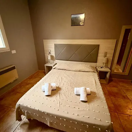 - Pub Le Petit Bosquet מלון 3*