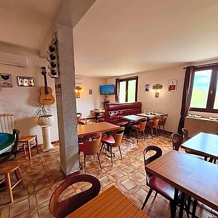 - Pub Le Petit Bosquet Hotel