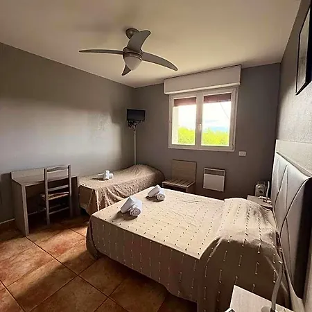 - Pub Le Petit Bosquet Hotel