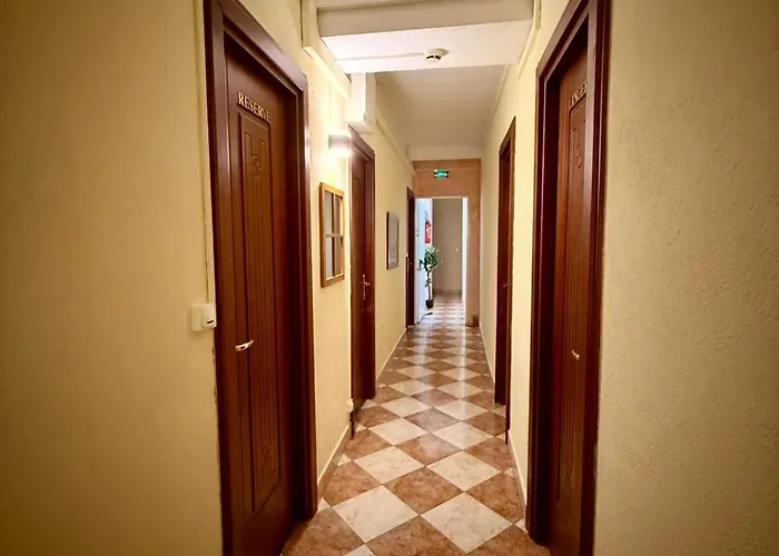 - Pub Le Petit Bosquet Hotel