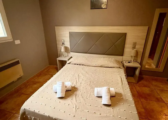 - Pub Le Petit Bosquet מלון 3*